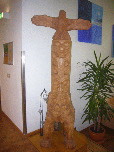 Statue im Eingangsbereich